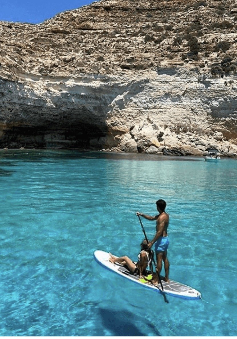 Paddle classique à la pagaie sur une eau turquoise